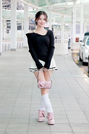 ‘바비 인형? 미연, 싱가포르 출국길 속 러블리 아이템 주목