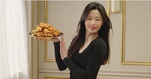 회장·대표 전격 해임 bhc, 치킨 뜯는 '전지현' 더 이상 못 보나