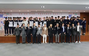 계룡장학재단, 전국체육대회 금메달 획득한 고등·대학생에 장학금 전달