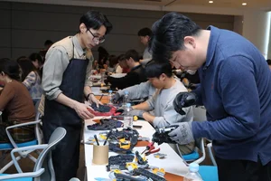 '장난감 마음대로 부숴도 된다고?' 우르르 몰려간 증권사 직원들