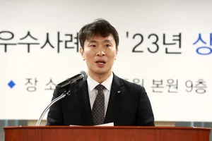 금감원장이 연일 충당금 경고한 이유..`은행 무더기 경영유의`