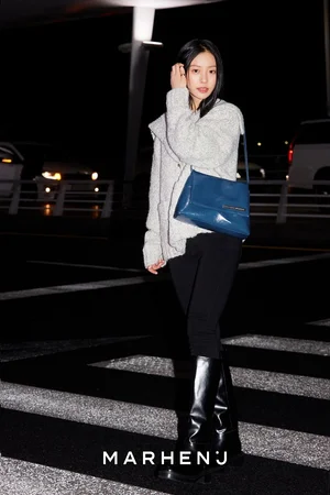 배우 고민시가 공항서 착용한 가방은? “몰디브로 화보 촬영 가요~”