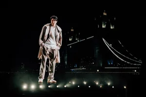 보스, 이민호와 지젤 번천 대형 홀로그램 활용 글로벌 캠페인 전개