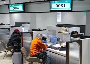 작년 은행 비대면 비중 60% 훌쩍..시니어와 동행 어쩌나