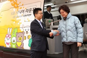 어르신 찾아가는 은행 ‘KB 시니어라운지’ 인천도 간다