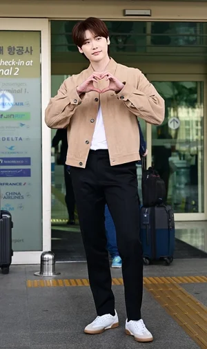 이종석, 보스로 완성한 출국 패션 “훈훈한 남친룩의 정석”