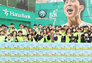 하나금융, 명동 소상공인 가게 100곳에 행복상자 전달