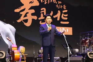 직원 부모님께 큰절 올린 함영주 하나금융 회장