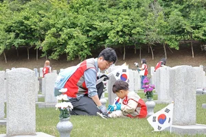 롯데건설, 가족과 함께 현충원 묘역 단장 봉사활동 펼쳐