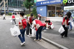롯데면세점, 줍깅 릴레이 캠페인 진행...명동 일대 쓰레기 