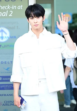 [포토] 얼굴천재 차은우, 순백의 공항패션 환호