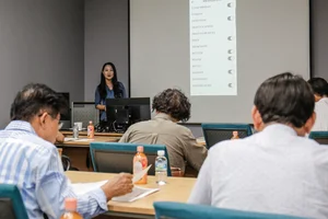 대신증권, 시니어 고객에 스마트폰 주식 거래 교육