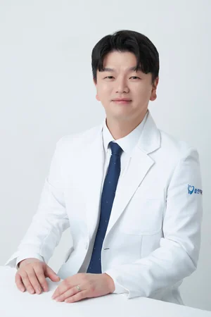 고령의 65세 이상 임플란트 환자, 수술 미루면 안 되는 이유는