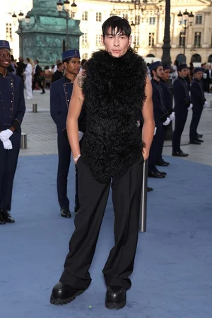 패션의 아이콘 ‘에반 모크’, 보그 월드서 맥퀸 2024 가을겨울 컬렉션 룩 화제