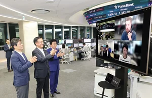 최상목 부총리, 외환시장 연장 첫날 하나은행 딜링룸 방문