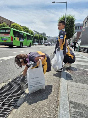 국민은행, 폭우 대비 동작구 빗물받이 줍깅 봉사