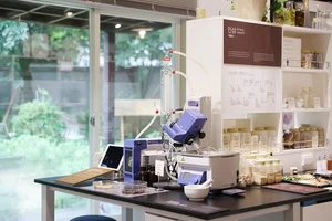 아모레퍼시픽, 화장품 연구 70년 여정 담은 '뷰티 과학자의 집' 전시