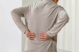 통증 참다 심해지는 퇴행성 허리디스크, 치료 방법은