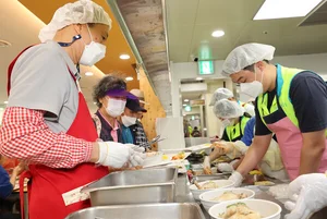 하나금융그룹, 어르신 보양식 800인분 나눔 봉사