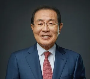 '매도는 예술이라던데...' 윤동한 콜마 회장, 신고가 한국콜마 주식 매도