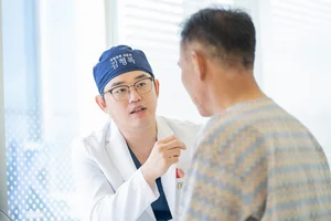 상안검 수술 후 진해진 인상, 이마거상술로 고민 해결 