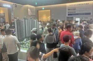 가을 이사철 시작되자 아파트 견본주택 인파 