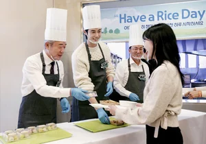 농협은행 구내식당에서 배식한 변우석..강호동 회장·행장도 봉사