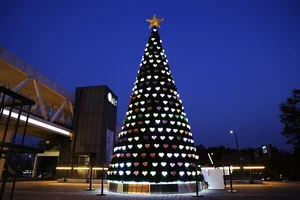 아모레퍼시픽재단, 화장품 공병 트리 노들섬 전시