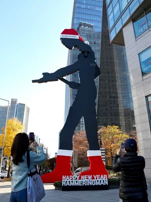  산타 모자 쓴 22m 초대형 해머링맨...새해소원 이벤트