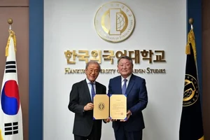 산타 클로스가 된 윤윤수 미스토홀딩스 회장