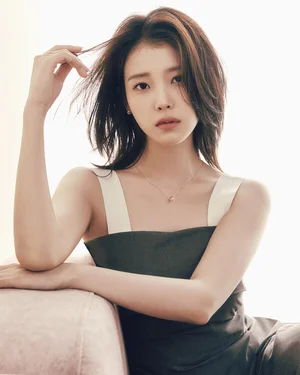 [포토] 아이유, 눈부신 햇살 속 주얼리 스타일링 공개