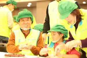 함영주 회장, 하나금융그룹 봉사단과 설 전통 떡 나눔 봉사