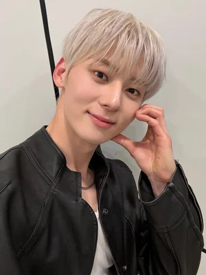 황민현, 남자 배우 투표 1위…로운·이준혁 바짝 추격