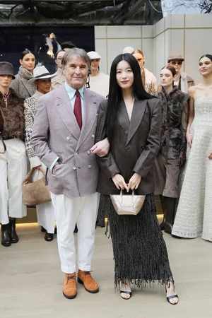 한효주, 브루넬로 쿠치넬리 FW25 프레젠테이션서 '듀오 백' 착용