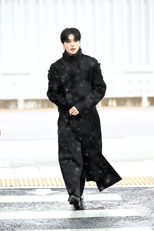 에이티즈 우영, 꾸레쥬 컬렉션으로 시크미 넘치는 출국 패션