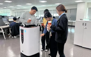 로봇이 엘리베이터 타고 커피 대령..현대엘리, 본사에 로봇 배송 오픈