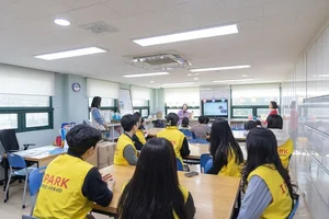 HDC현대산업개발,  서대문구 지역주민과 함께 흙공 만들기 봉사활동 진행 