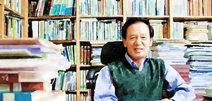 교촌치킨 사외이사에 김홍신 작가...권원강 회장과 어떤 '관계'(?)