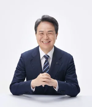 진옥동 신한금융 회장 작년 보수 15.2억