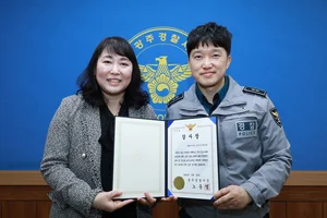 NH투자증권 직원, 보이스피싱 피해 막아 경찰 감사장 수여