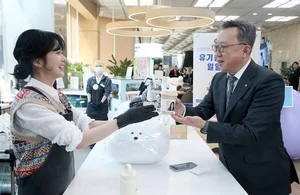 신한은행, 배우 장나라와 유기동물 자선 행사..산불 기부도