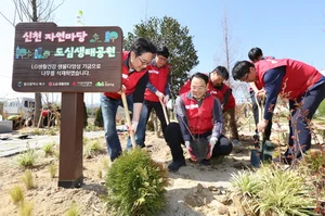 LG생건, 울산 신천공원에 도심 숲 조성