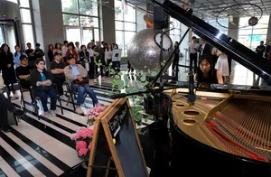 '기적의 피아니스트' 유예은, 흥국생명 로비 울린 감동의 선율