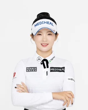 박현경, 2관왕 달성…'골프계의 여신' 저력 입증