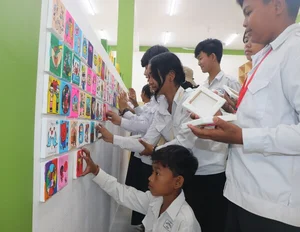 KB국민은행, 캄보디아 ‘KB라이브러리’에 캔버스 액자 선물