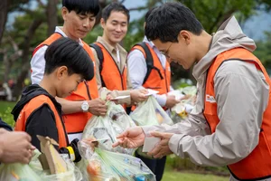 “쓰레기 줍고 추억 쌓고”...호반그룹, 가족과 함께하는 플로깅 행사 개최