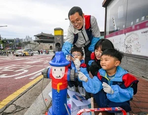 현대모비스, 임직원가족 소화전 도색 봉사활동