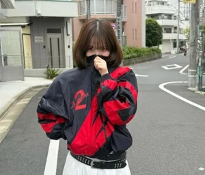 '2찍 논란' 부른 에스파 카리나 점퍼 사진