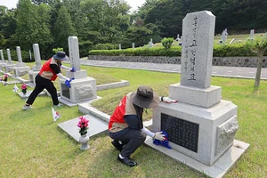 롯데이노베이트, 현충일 맞아 현충원 묘역 단장 봉사