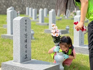 현대엔지니어링, 광복 80주년 맞아 현충원에서 묘역 정화 봉사활동